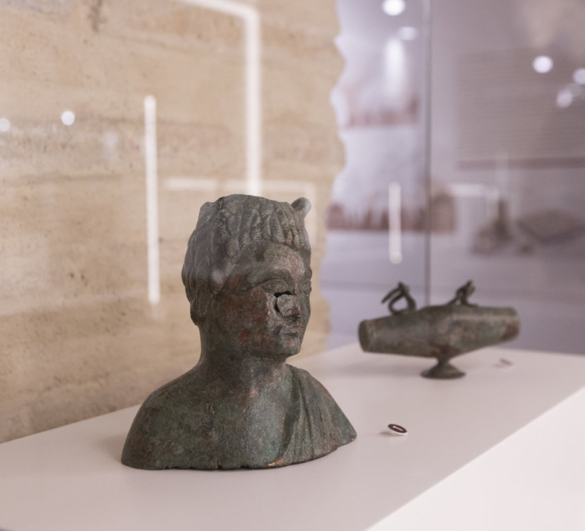 Suministro de mobiliario expositivo de la “Sala de Dones” del Museo Arqueológico de Gandía