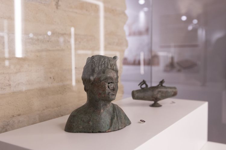 Suministro de mobiliario expositivo de la “Sala de Dones” del Museo Arqueológico de Gandía